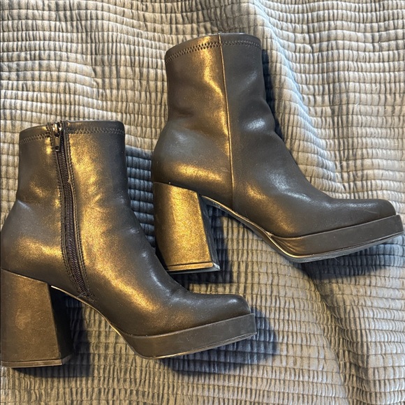 Steve Madden Sleek Black Ankle Booties - Picture 5 of 6